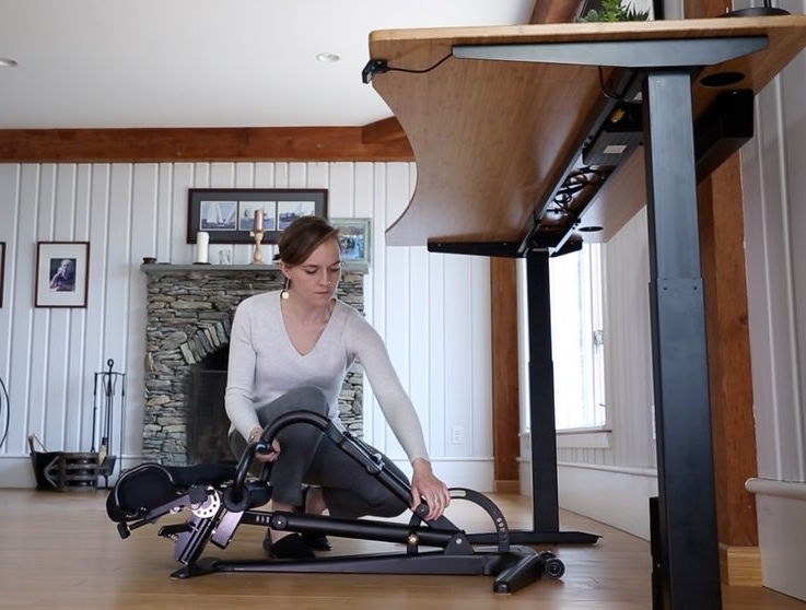 A woman folding and stowing the Fehn chair